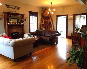 2nd floor(Upstairs /Level 01) - Historic House - Fireplace. - Moss Landing - Living room