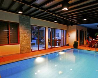 Noni's Resort - Batangas - Piscine