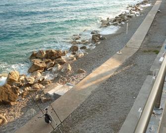 House next to the sea water - Derveni - Playa