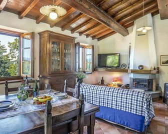 Beautiful apartment in villa for 6 people with pool, WIFI, TV and patio - Molazzana - Comedor