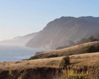 Remodeled barn with spectacular Views near redwoods and coast! - Rio Dell - Beach