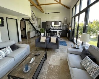 Haven of peace in the vineyards - Violès - Living room