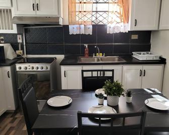 Cosy two bed apartment in the heart of Arima - Arima - Kitchen