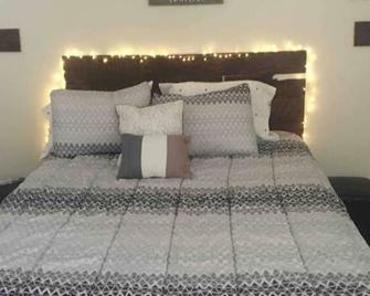 Meet the browns with parking - Schenectady - Bedroom