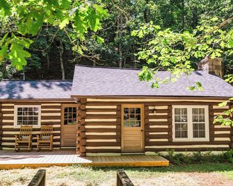 Creek side Log Cabin with hot tub in White Sulphur Springs WV - Caldwell - Building