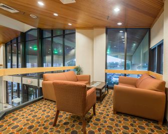 Red Roof Inn & Suites Cincinnati North-Mason - Cincinnati - Lobby