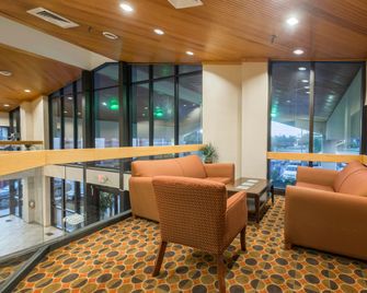 Red Roof Inn & Suites Cincinnati North-Mason - Cincinnati - Lobby