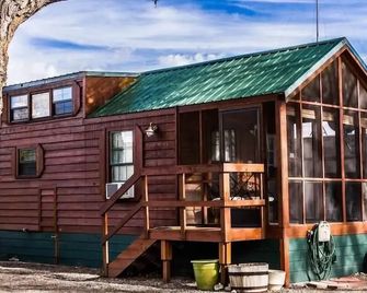 Cedar Creek Lodging & Rv Park - Montrose - Building