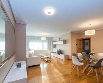 Gestión de Alojamientos Apartments - Pamplona - Dining room
