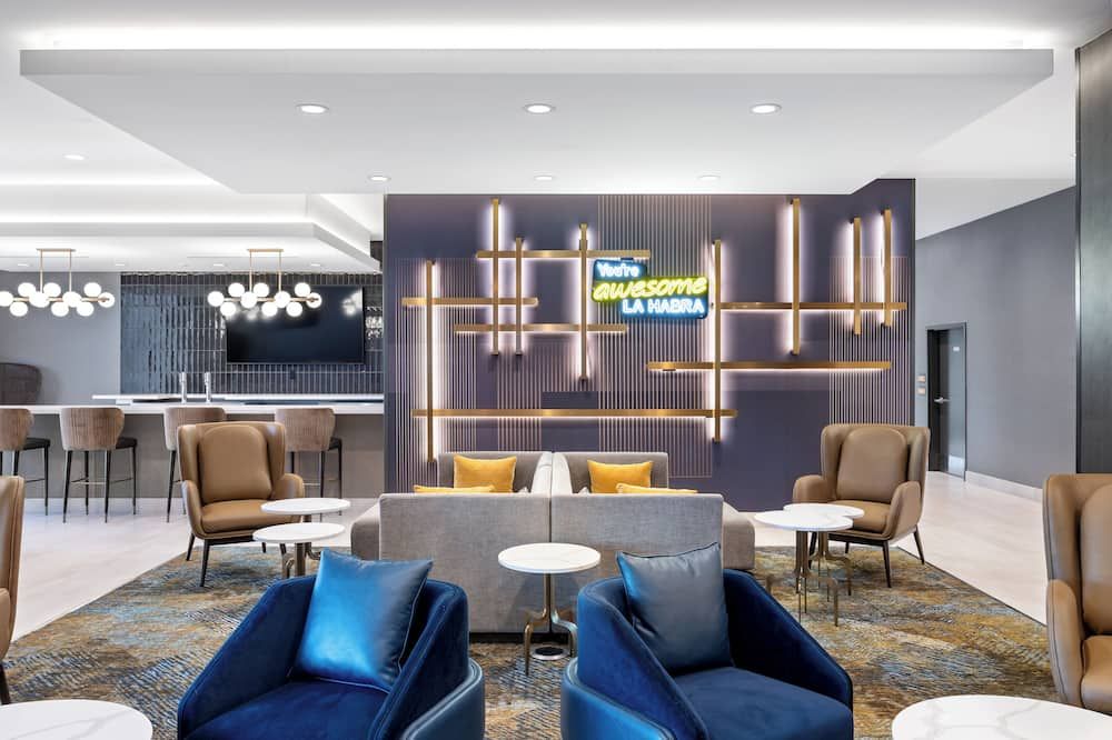 La Quinta Inn & Suites by Wyndham La Habra - La Habra - Sala de estar
