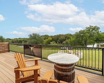 Cozy Darlin' Suite on the River - Granbury - Balcony