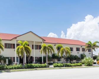 Super 8 by Wyndham Pompano Beach - Pompano Beach - Bygning