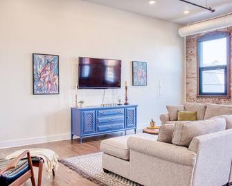 Luxurious Downtown Owosso Loft - Owosso - Living room