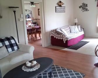 Home on the Farm - Weedsport - Living room