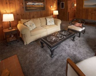 Hideaway Cottages, Cottage B - New London - Living room