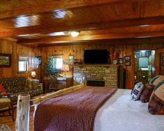 Walk To Town From Peaceful Countryside Log Cabin 25 Minutes To St. Louis - Waterloo - Bedroom