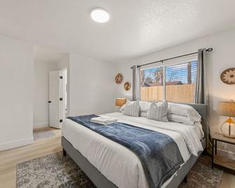 This house is a 3 bedroom(s), 2 bathrooms, located in Citrus Heights, CA. - Citrus Heights - Habitación