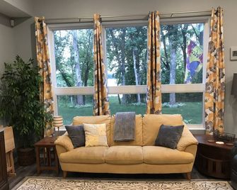 Restful Retreat on the Lake - Natural and Peaceful - Battle Lake - Living room