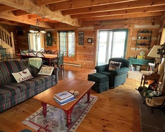 Beautiful Luxury Muskoka Waterfront Dream Cottage on Six Mile Lake - Port Severn - Living room