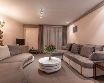 Hotel Central, Spa & lounge bar - Crans-Montana - Living room