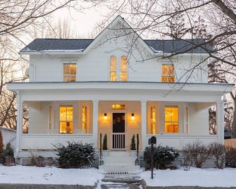 Charming Historic Home, Luxurious Remodel, Walk to Downtown, Tree-Lined Street - Delaware - Building