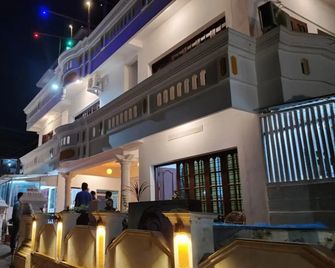 Moon Waves Beach Hotel Varkala - Varkala - Building