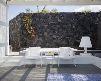 Erosantorini Estate - פירה - פטיו