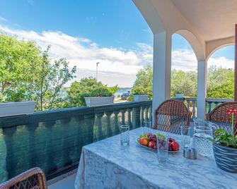 Awesome Apartment In Raslina - Raslina - Balkon