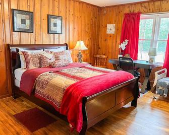 Secluded nature escape. 8 min. to Robert Trent Jones and 5 min. to downtown. - Prattville - Bedroom