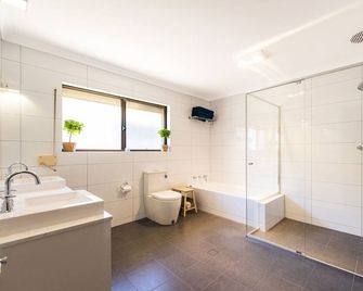 River View Retreat - Both Ocean and River Views - Guilderton - Bathroom