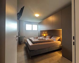 Family apartment, near the beach whit private park - Locarno - Habitación