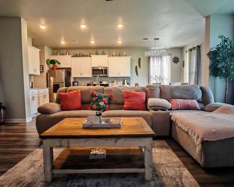 Spacious 5-bedroom house in marvelous Lake Charles with AC, WiFi - Lake Charles - Sala de estar