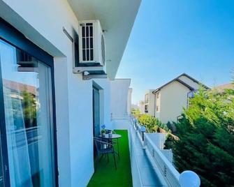 S&S Apartment-2 Bedrooms & Balcony - 둠브라비타 - 발코니