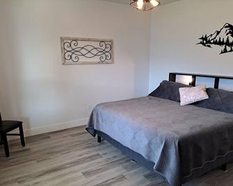 River & Mountain View, Cliffside, Ground Floor Suite. 2 King Beds Private Patio. - Agassiz - Bedroom