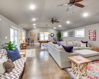 Dock and Lake Access Tranquil Home in Hot Springs - Hot Springs - Living room