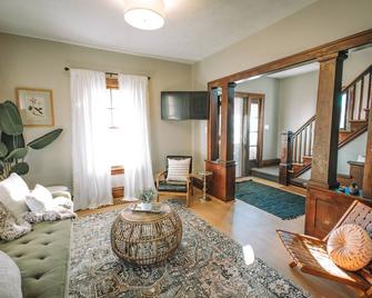 3 Min to downtown & Falls Park, 10 min to Airport - Clean King Bed Home - Sioux Falls - Wohnzimmer