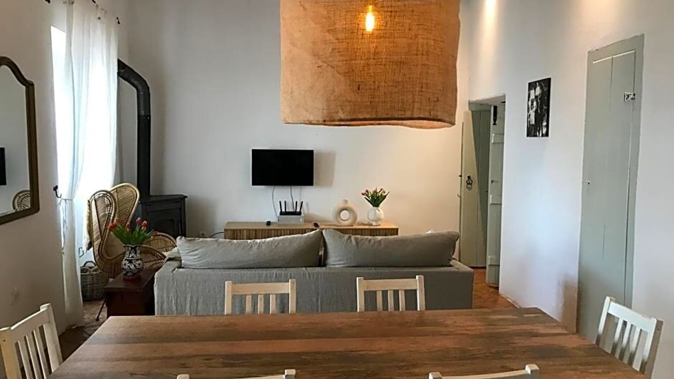 Casa Largo Do Poco Guesthouse