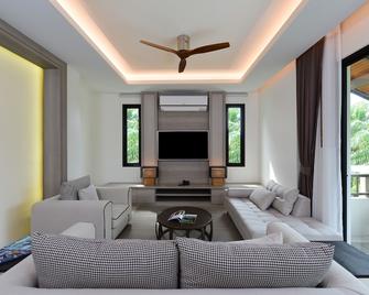 Tinidee Golf Resort Phuket - Kathu - Living room