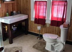 Milton Haus - 100 Year Old Farm House - Milton - Bathroom