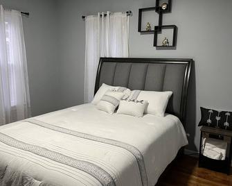Upscaled Quiet Neighborhood- Modern 3 Bdrm - Springfield - Bedroom