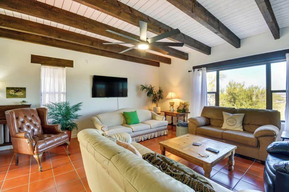 Los Ocotillos Villa with Private Pool in the Heart of Wickenburg! - Wickenburg - Obývací pokoj