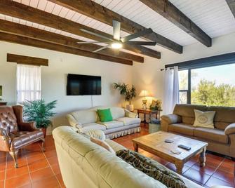 Charming Wickenburg Villa with Casita and Private Pool - Wickenburg - Living room