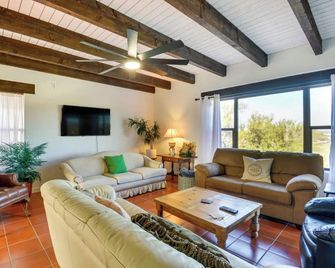 Los Ocotillos Villa with Private Pool in the Heart of Wickenburg! - Wickenburg - Obývací pokoj
