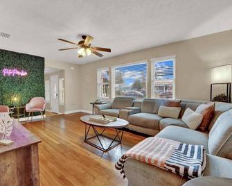 Luxury Bathroom Home with Game Room 25 Mins to PCB - Lynn Haven - Sala de estar