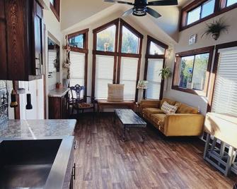 Tiny Home - Peaceful and Secluded - Aledo - Living room