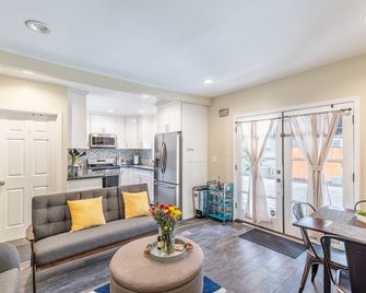 Crown City Cottage - Pasadena - Living room