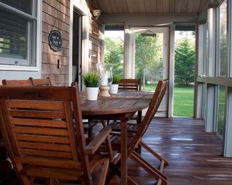 Charming and cozy Chappy cottage -- best of indoor and outdoor beach living! - Edgartown - Dining room