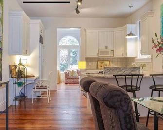 The Fan:Short term all Sept '25 and long-term March '26-'27. Short stays 5+ days - Richmond - Living room