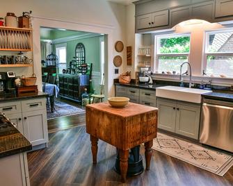 Charm and Comfort in Quiet Lodi Neighborhood - Lodi - Kitchen