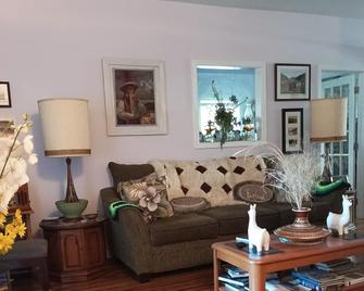 Cantuta Inn - Harpers Ferry - Living room